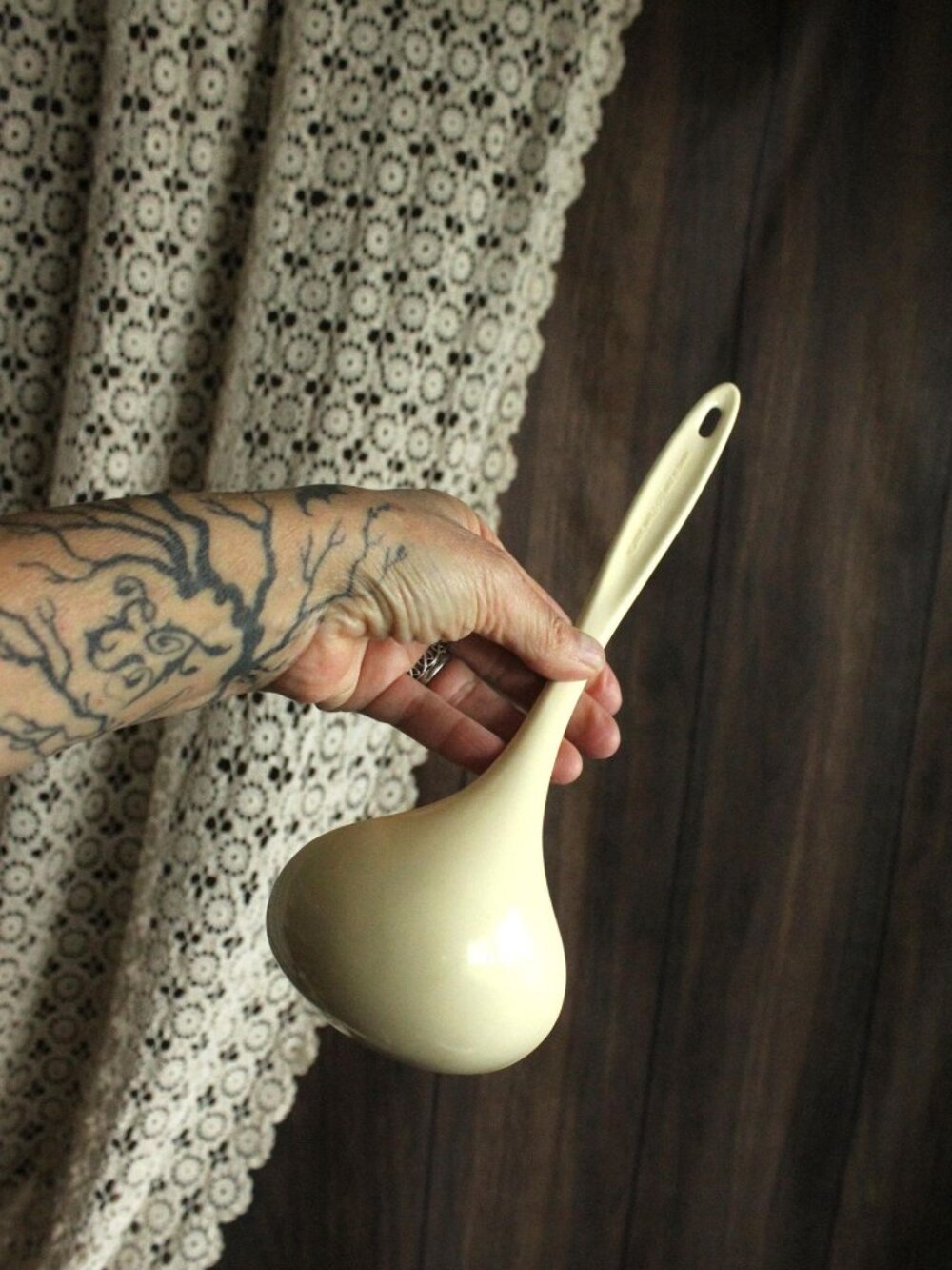 Vintage 1970s Large Serving Spoon, Cream Melamine Ware, Made in Taiwan - Picture 3 of 10